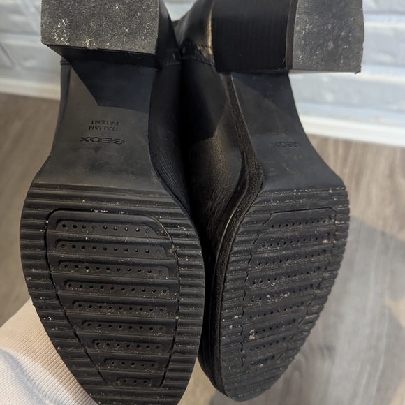 Black Leather Chelsea Boots - Men's Sleek Slip-On - Picture 4 of 4